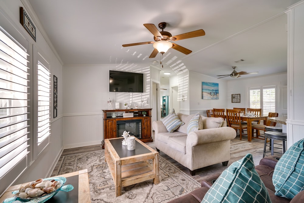 Sunny Fort Myers Home w/ Screened-in Porch & Grill