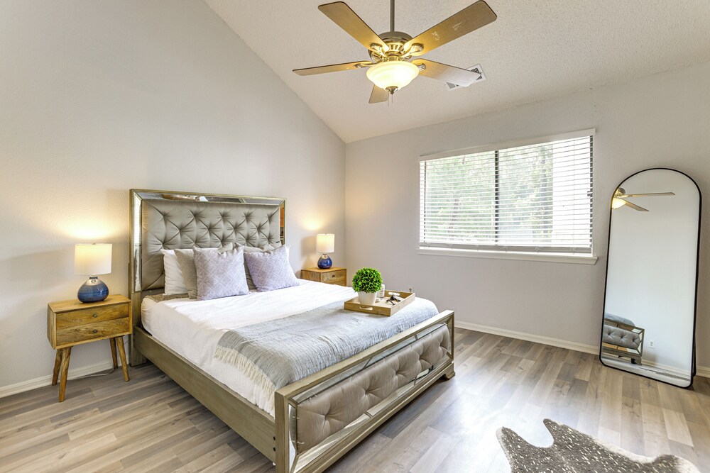 Pet-friendly Condo w/ Pool Access in Houston