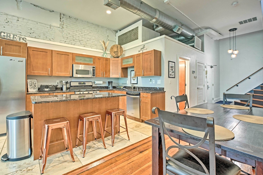 Nulu Art District Loft: Walk to Dtwn Distilleries!