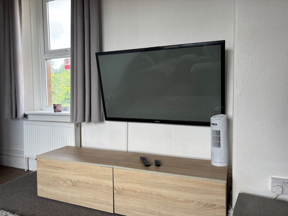 Modern 2-bed Victorian Apartment - Sleeps 6 & Pets