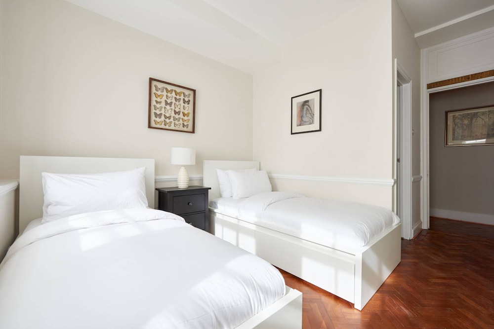 Sunny and Bright Flat, 2 Minutes From Hyde Park