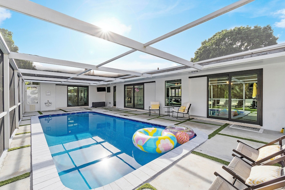 Coastal Retreat Stylish 4 BDR w/ Private Pool! - Image 1