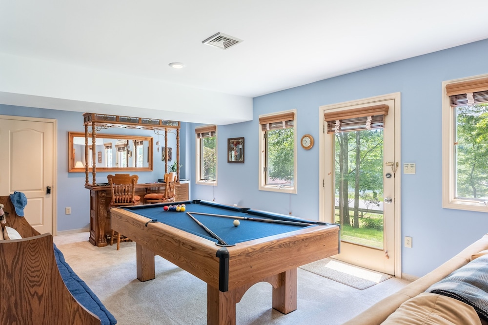 Twin Waters by Avantstay Patio Pool Table