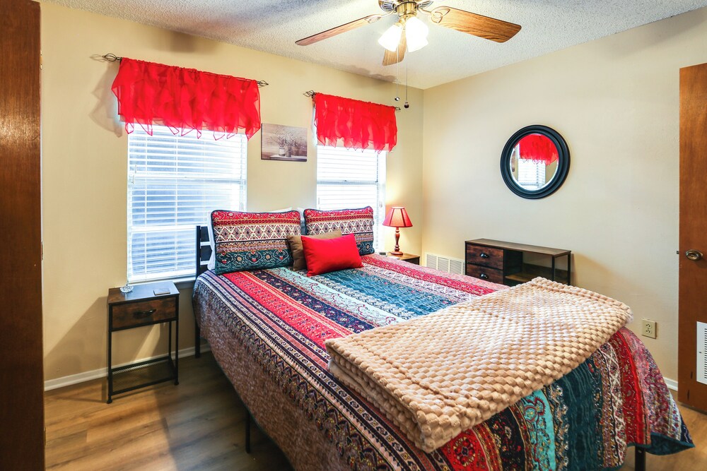 Family Home on Lake Bridgeport: Pets Welcome!