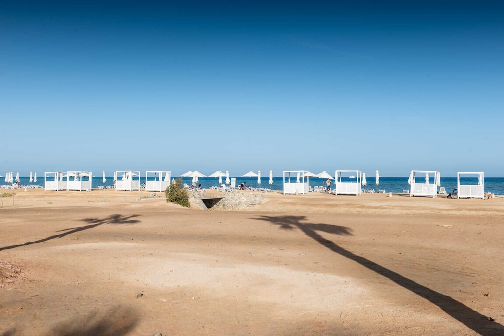 Xuru Stays I Sparky & Summery 2 BDR @ Mangroovy Free Beach & Pool Access