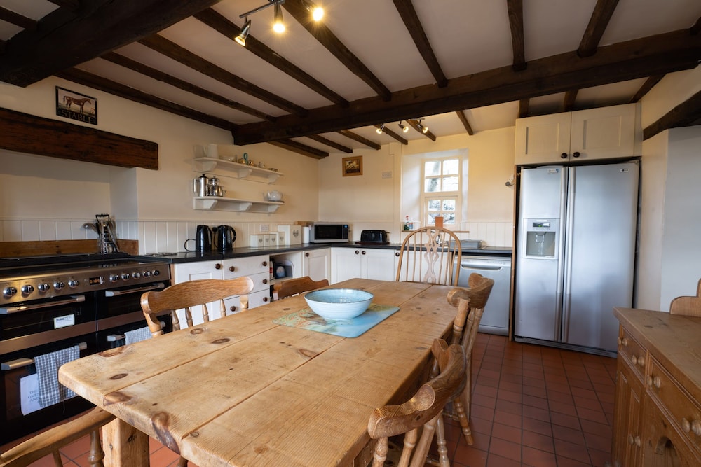 Hulmes Vale House - Sleeps 14 - Peak District view 5