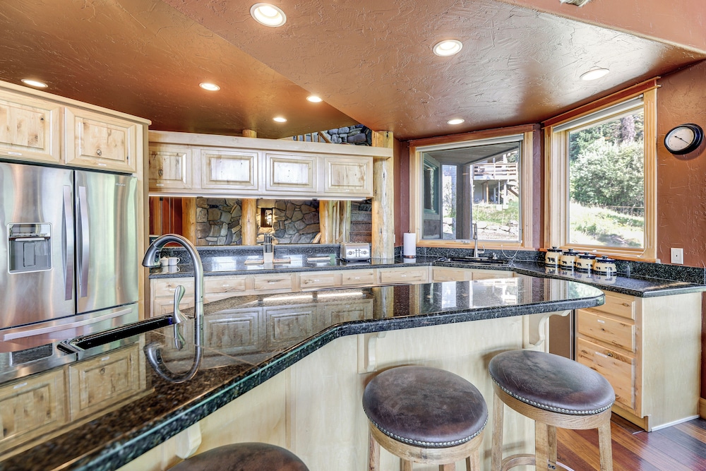 Ski-in/out, Hot Tub: Spacious Retreat in Whitefish
