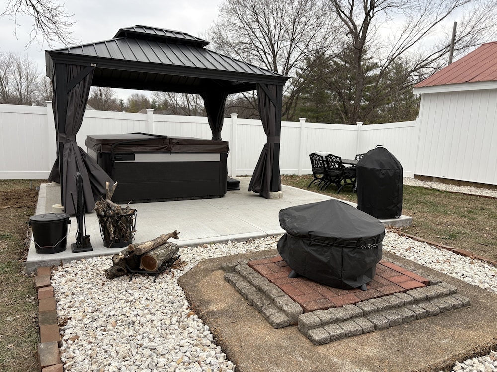 St. Louis Retreat With Game Room & Yard 3 Bedroom Home