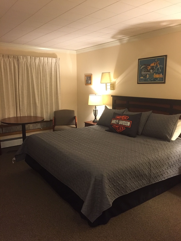 Mansion House Motel view 3