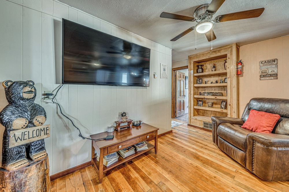Walk to Downtown Ruidoso: Cozy Wooded Retreat