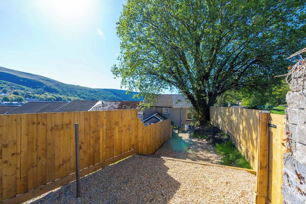 Cosy-cute Miner's Cottage on the Taff Trail