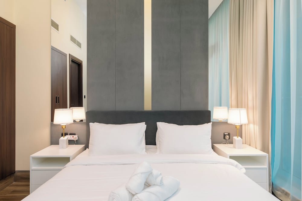 SIMPLY COMFORT Urban Chic Suites in J One Tower City & Canal Views