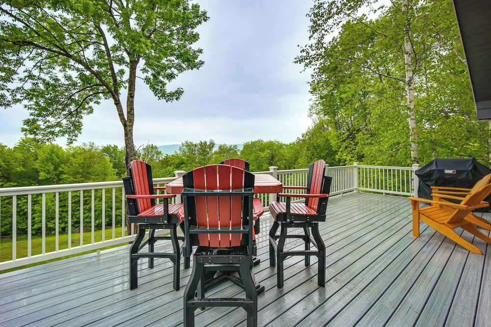 8 Mi to Okemo Mountain Resort: Mtn-view Retreat!