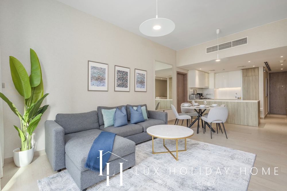 LUX LIV Contemporary Marina Suite 2