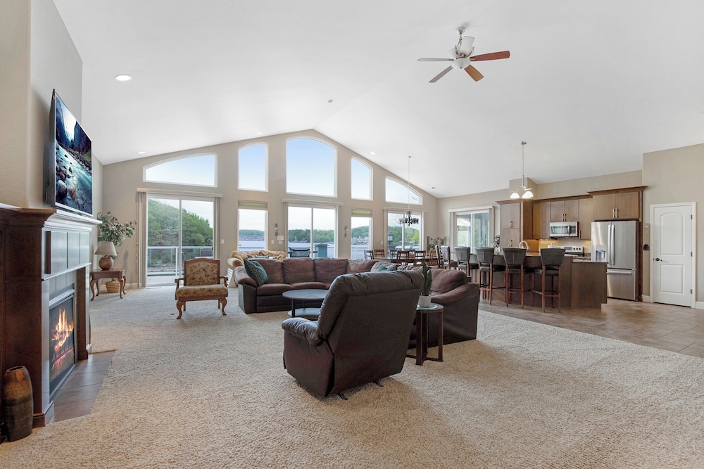 Huge! Sleeps 30-kayaks, Pedal Boat & Paddle Boards