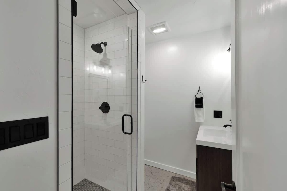 Rojo-charming Unit Walking Distance to Main St!
