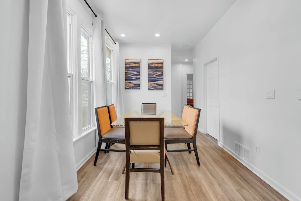 Spacious 3BR Detroit Apt Sleeps 7 + Wifi