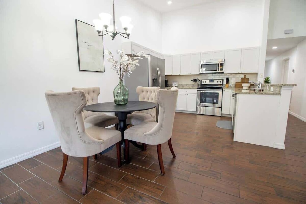 Entire Modern Home in Dade City