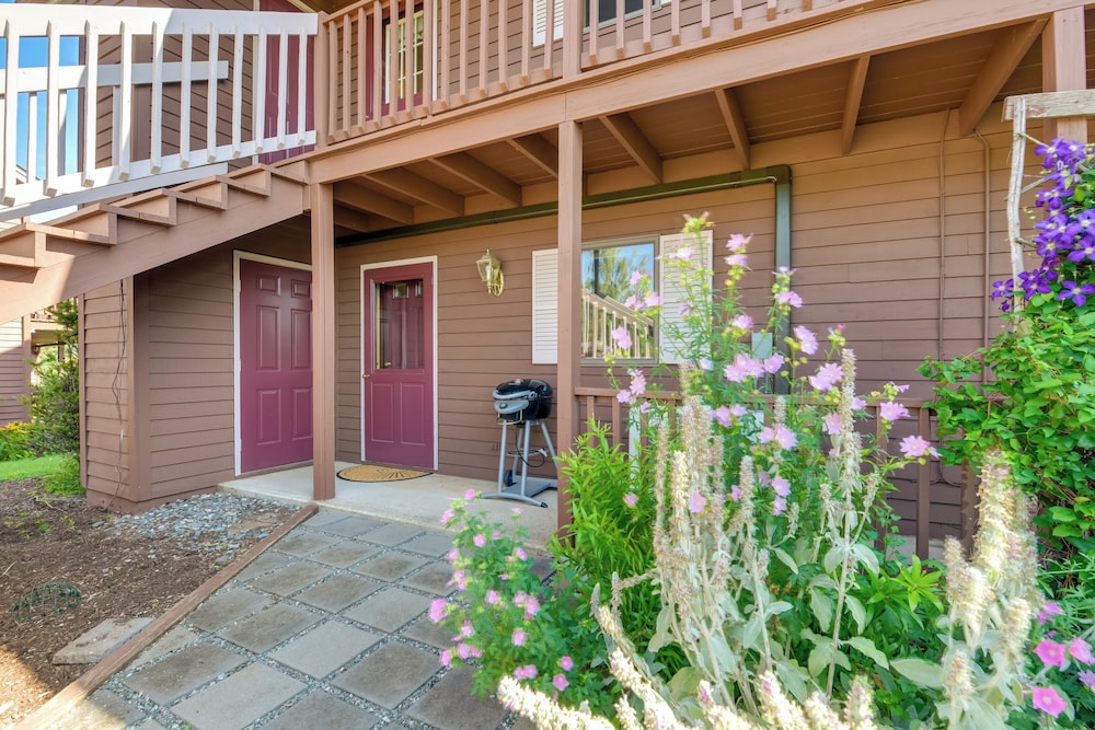 Pool Access: Waterfront Lake Memphremagog Condo!