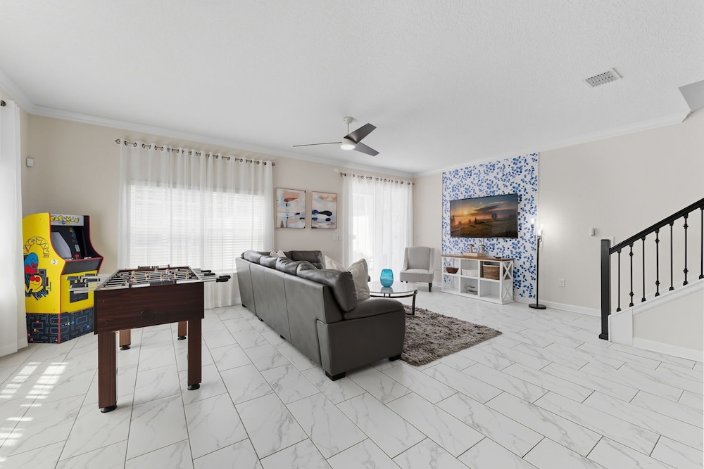 Modern 5BR Retreat Pool Water Park More