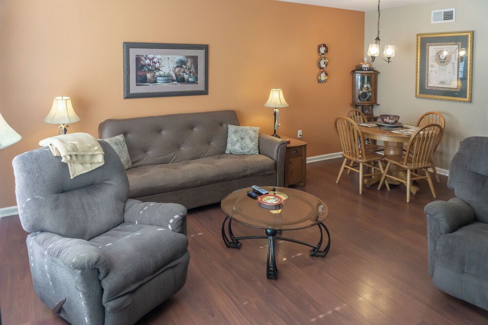 1 BR Home w/ Jetted Tub & Cozy Living Room