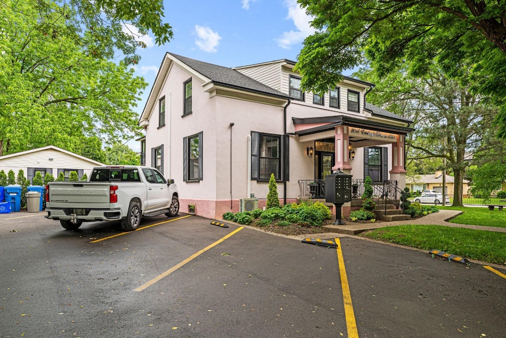 Private Studio Apartment in Burlington - U5