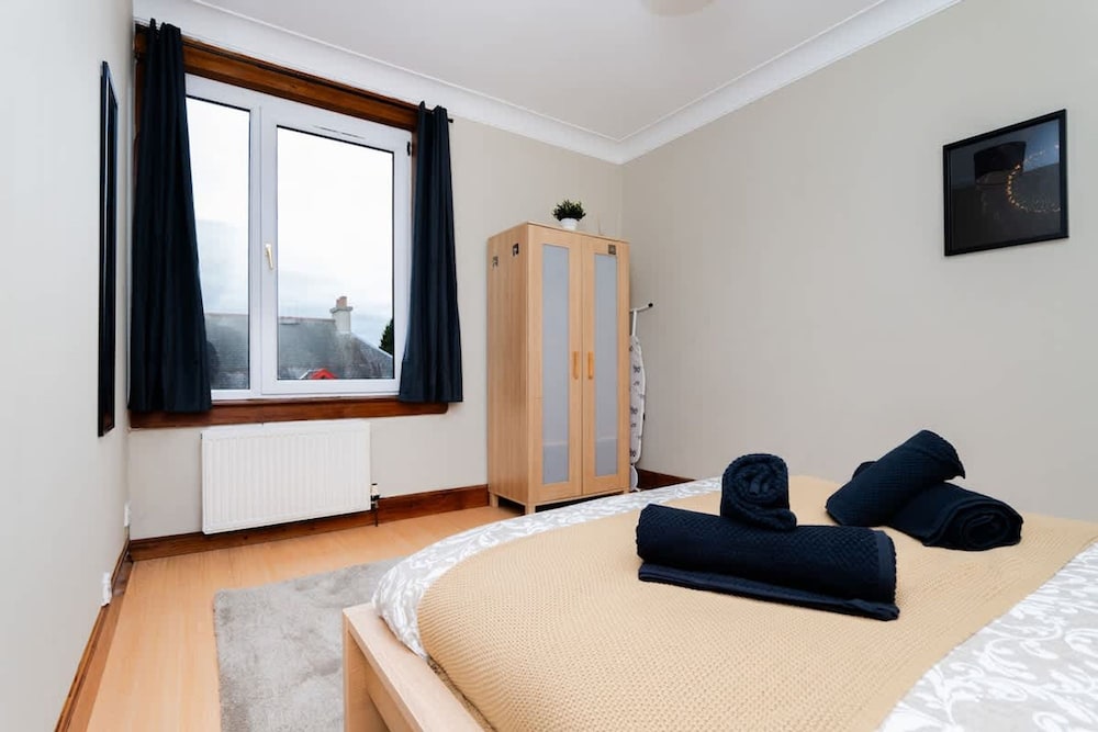 2bed Upper Cottage Flat-on Street Parking