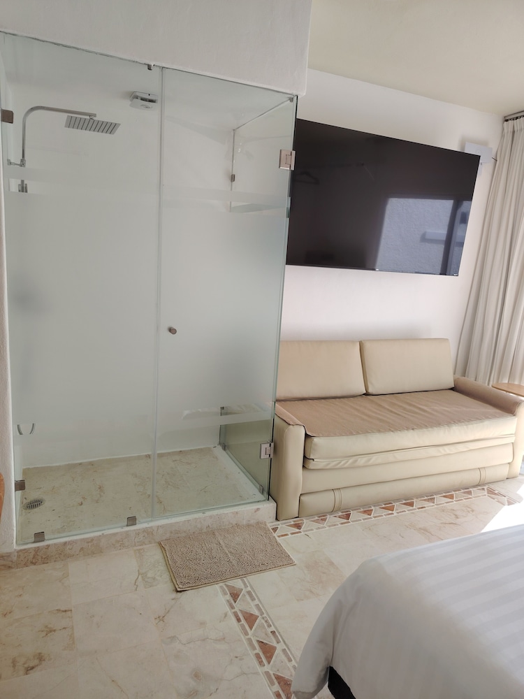 Beach front-Ocean View Studio -Hotel Sunset Fishermen condo 344/C