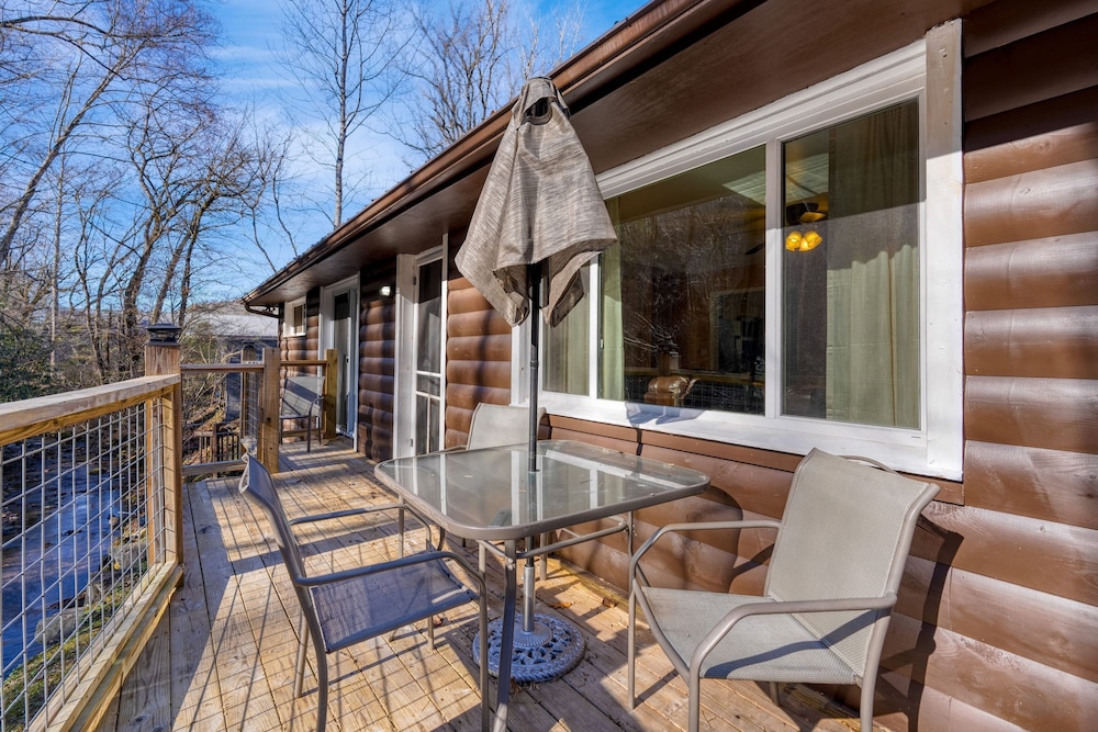 Creekside Haven Gatlinburg Escape by a Bubbling Creek Near Top Attractions