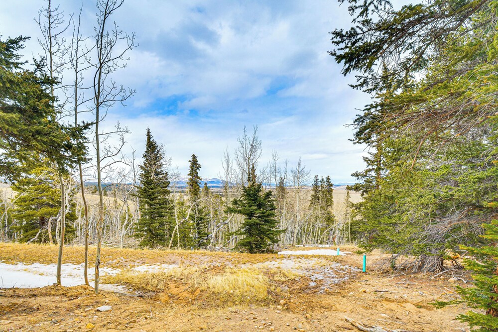 9 Mi to Fairplay Beach: Mountain-view Getaway!
