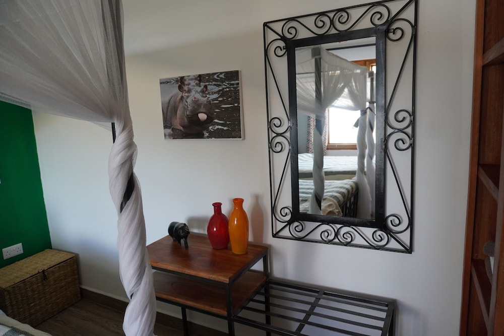 Moyoni Africa Lodge & Tours