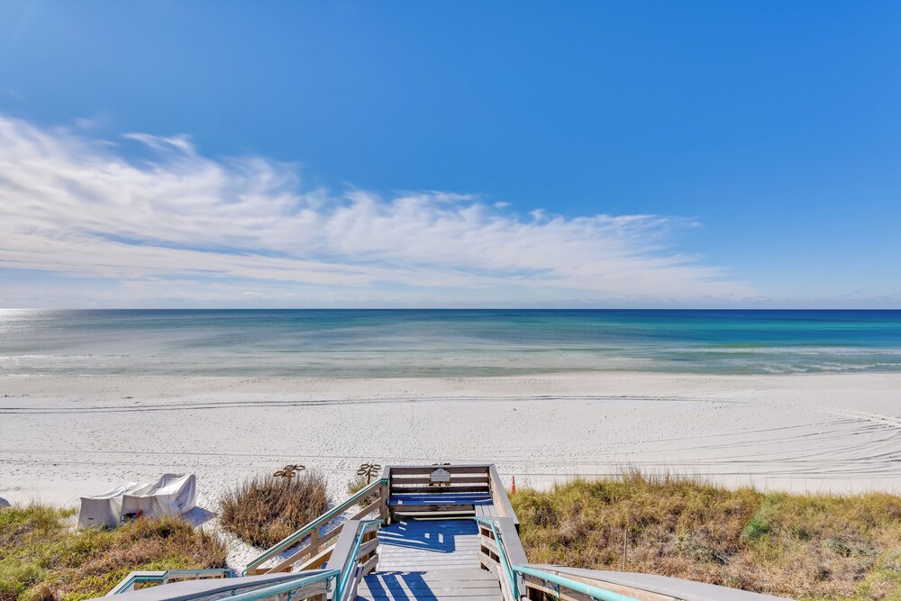 Walkable Condo w/ Pool Btwn Rosemary & Alys Beach!