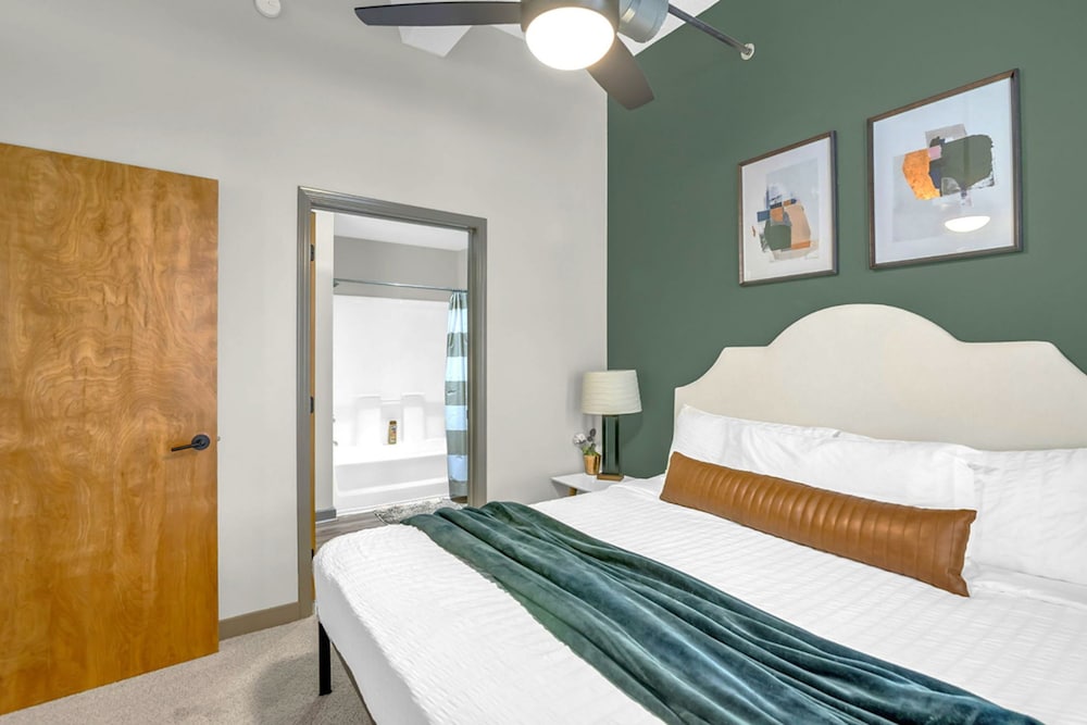 Cozy Stay Power Light Area Pool w Free Parking
