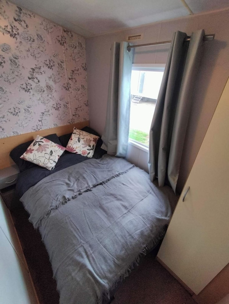 Impeccable 3-bed Lodge in Hull view 4