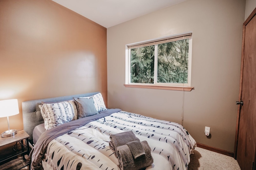 20gs - Wifi - F/p - W/d - Sleeps 6 3 Bedroom Home by RedAwning view 3