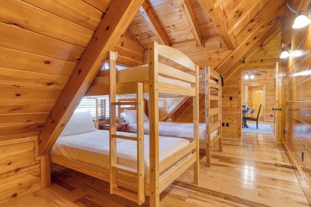 Luxury Cabin Sleeps 19 Game Room, Hot Tub Dollywood Alpine Mountain Lodge