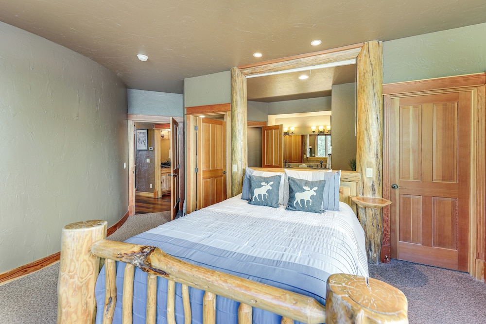 Ski-in/out, Hot Tub: Spacious Retreat in Whitefish