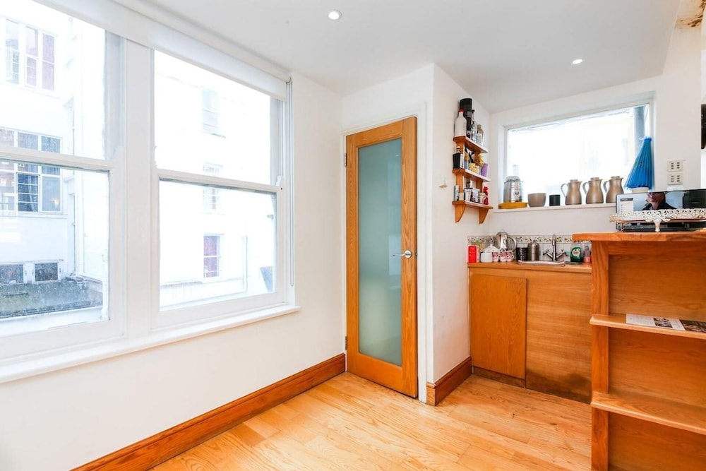 Specious Family Kensington 5-bed House, Sleeps 12