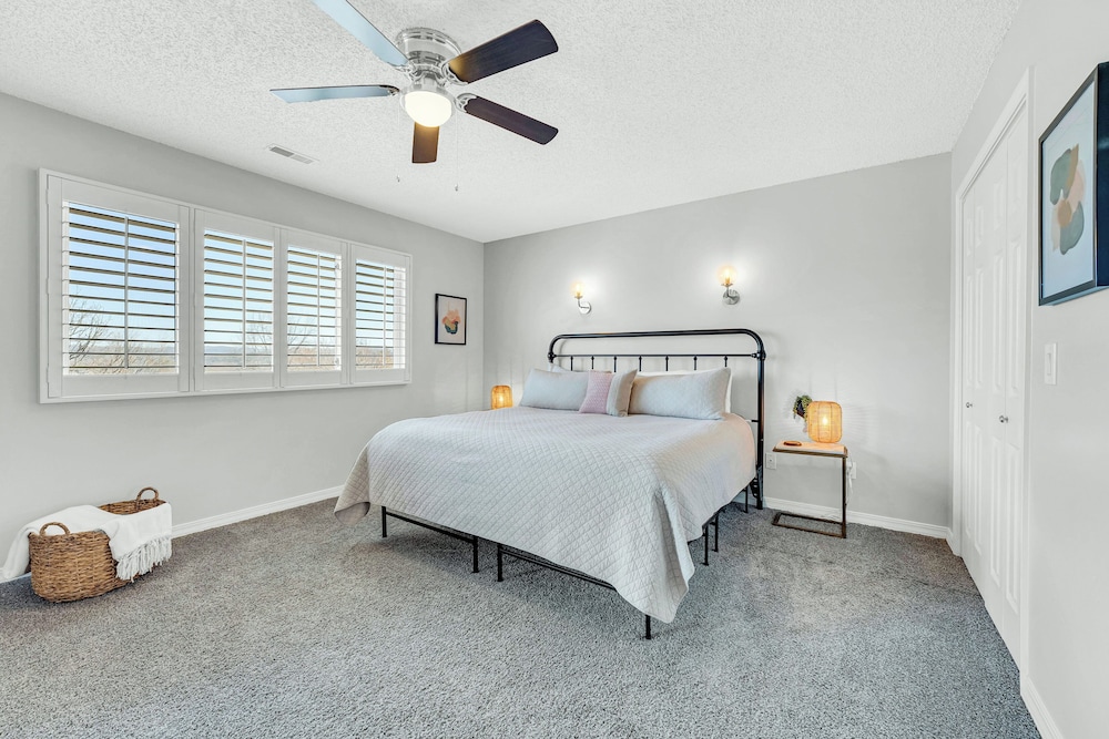 Bright Stylish Condo w/ Balcony