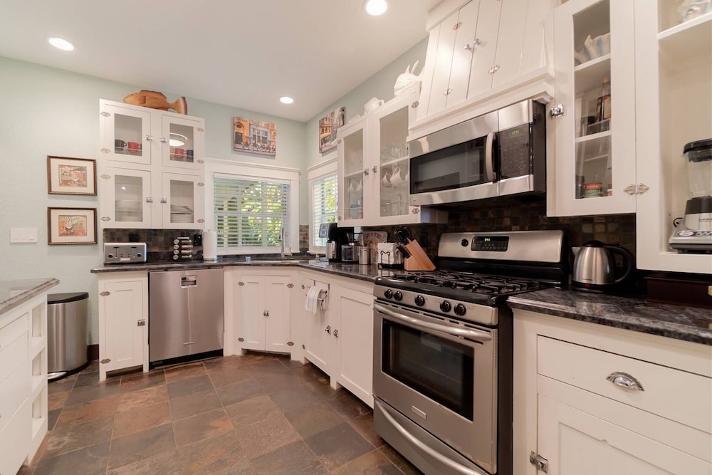 Charleston House, With Pool and Walk to Shops & Restaurants, Downtown, Kravis Center view 5