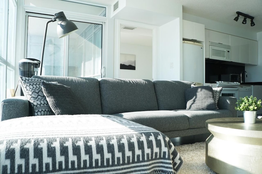 City Place 2 BDRM Downtown with Parking - Image 1