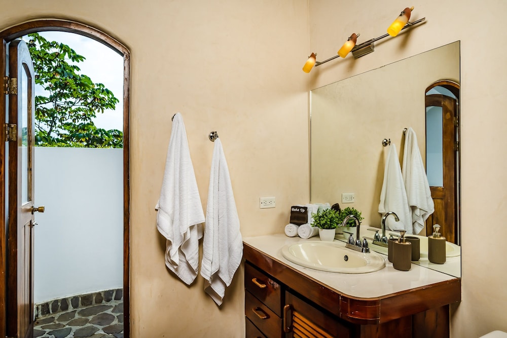 Luxury Villa Hot Tub Ocean Views Fully Staffed