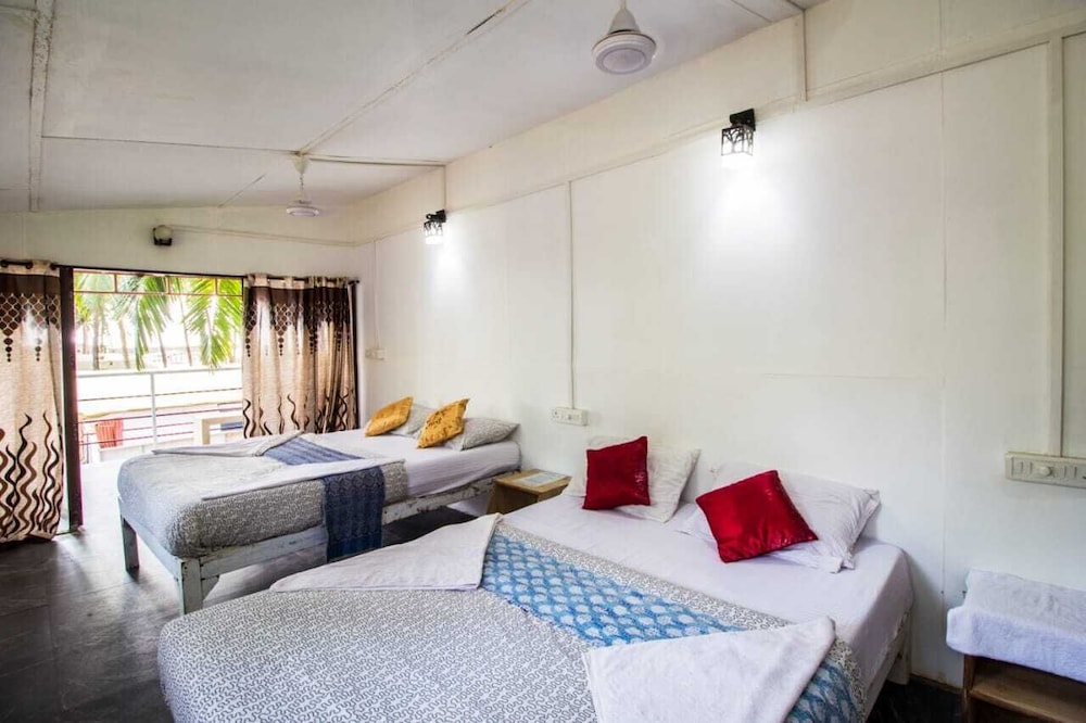Cafe Del Mar Cottages And Rooms