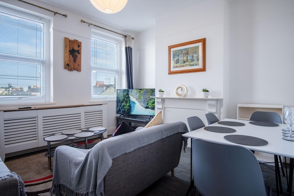 Skyfall - 2 Bedroom Apartment - Milford Haven