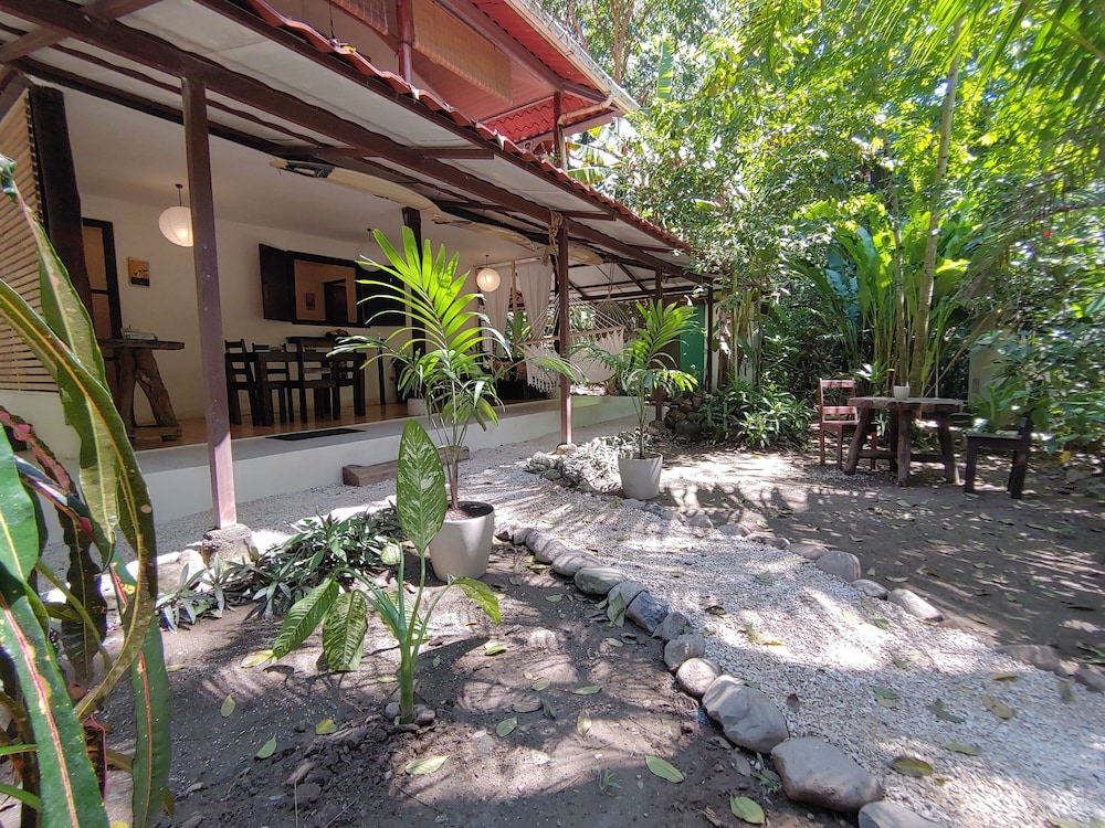Colibri Surf House & Flats
