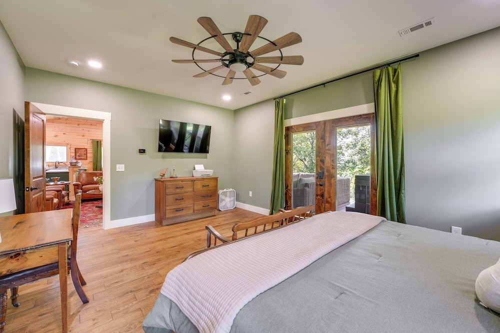 400 Acres on Lavender Mtn: Getaway w/ Hot Tub!