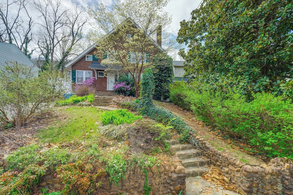 1 Mi to Dtwn Roanoke: Home w/ Yard & Mtn View!