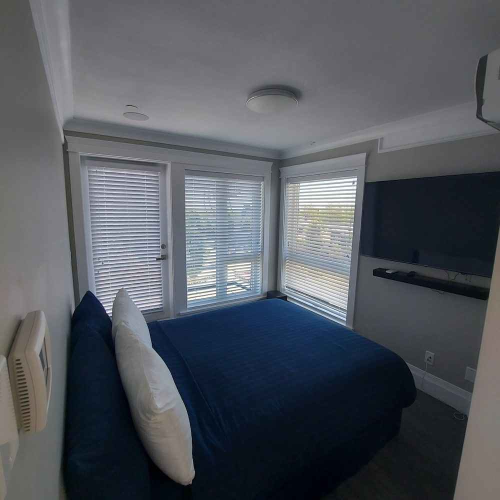 Sunset Mews Luxurious 3 Bed Townhouse - Image 4