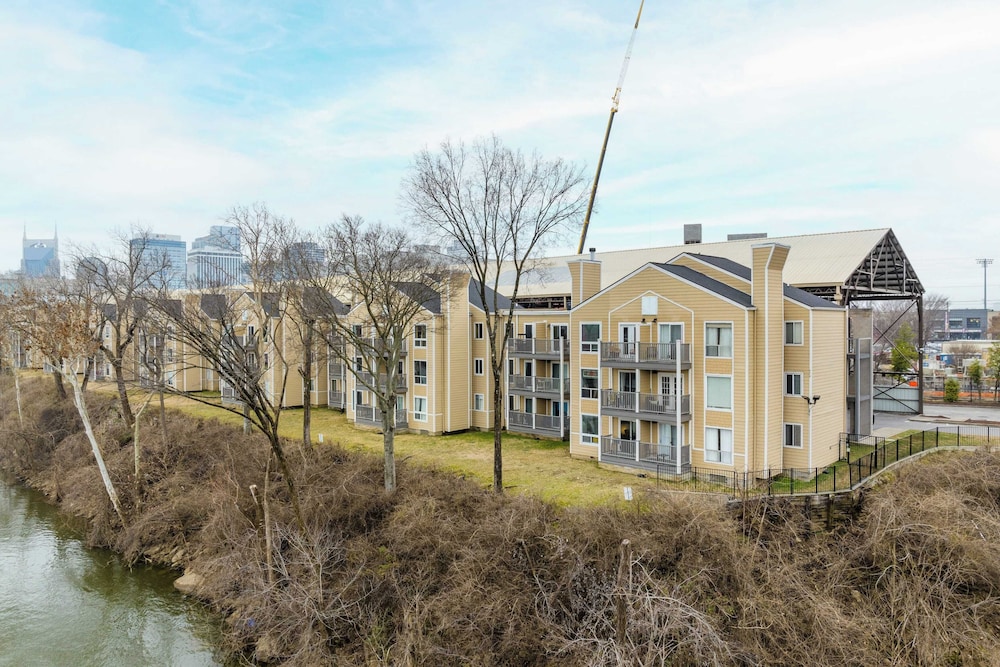 Cumberland River Views, Walk to Broadway, Downtown & Stadium Rockin' Riverfront