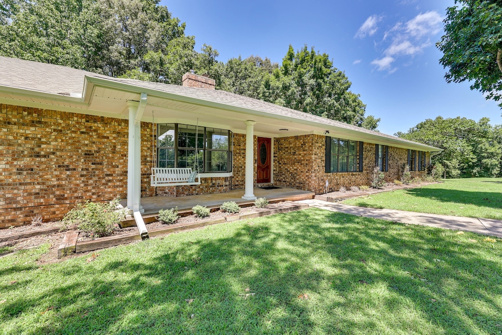 Expansive Fayetteville Retreat: 11 Mi to U of A! view 2